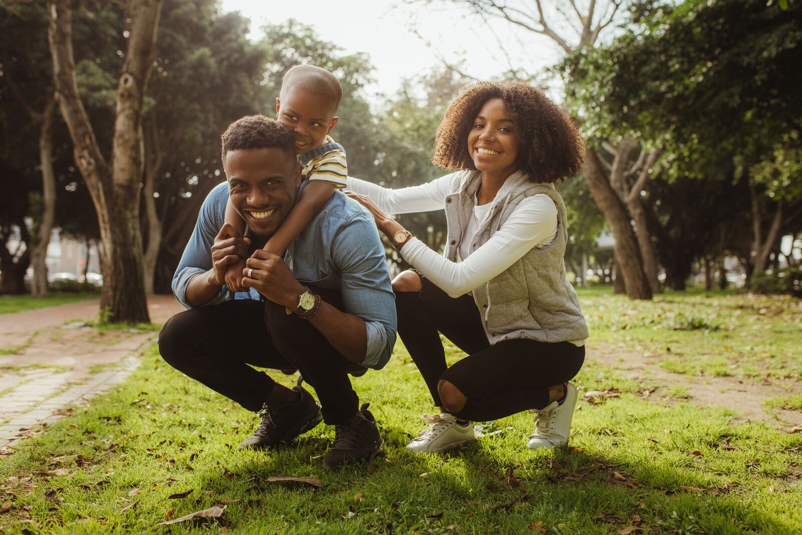 Família em área verde, representando as comunidades beneficiadas pelo projeto